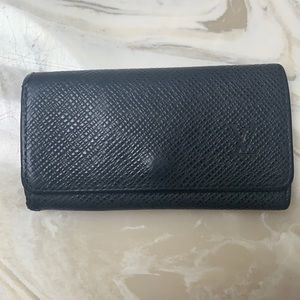 ‼️LIMITED TIME OFFER‼️ Louis Vuitton 4 key ring holder case